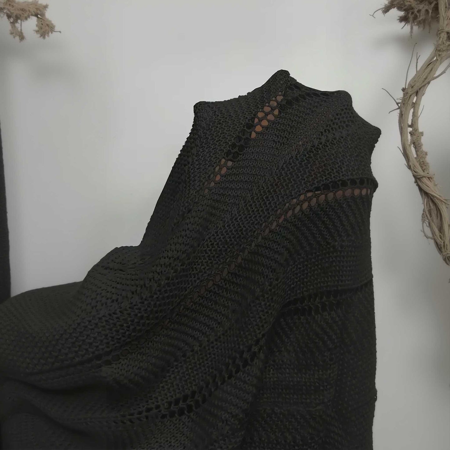 ALVA™ | Stickad halterneckklänning i semitransparent boho-stil